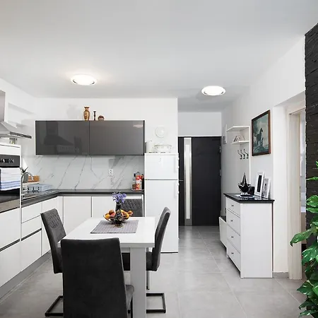 Sea View With Free Parking Apartment Pula