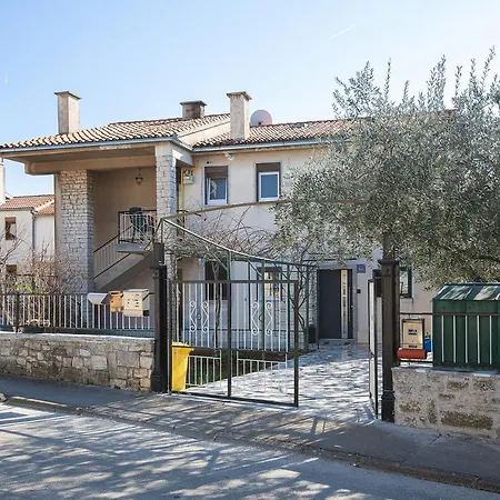 Sea View With Free Parking Apartament Pula